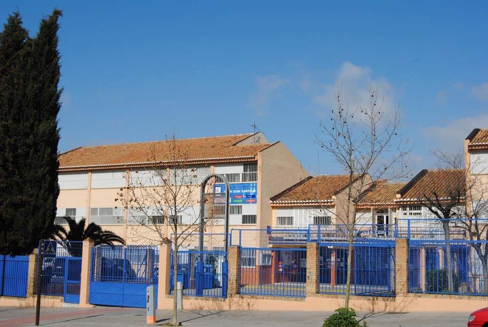 Fachada del colegio Juan XXIII Cartuja en Granada