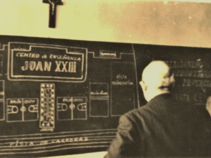 Pizarra con el plano del Centro de Enseñanza Juan XXIII en los inicios de la Institución